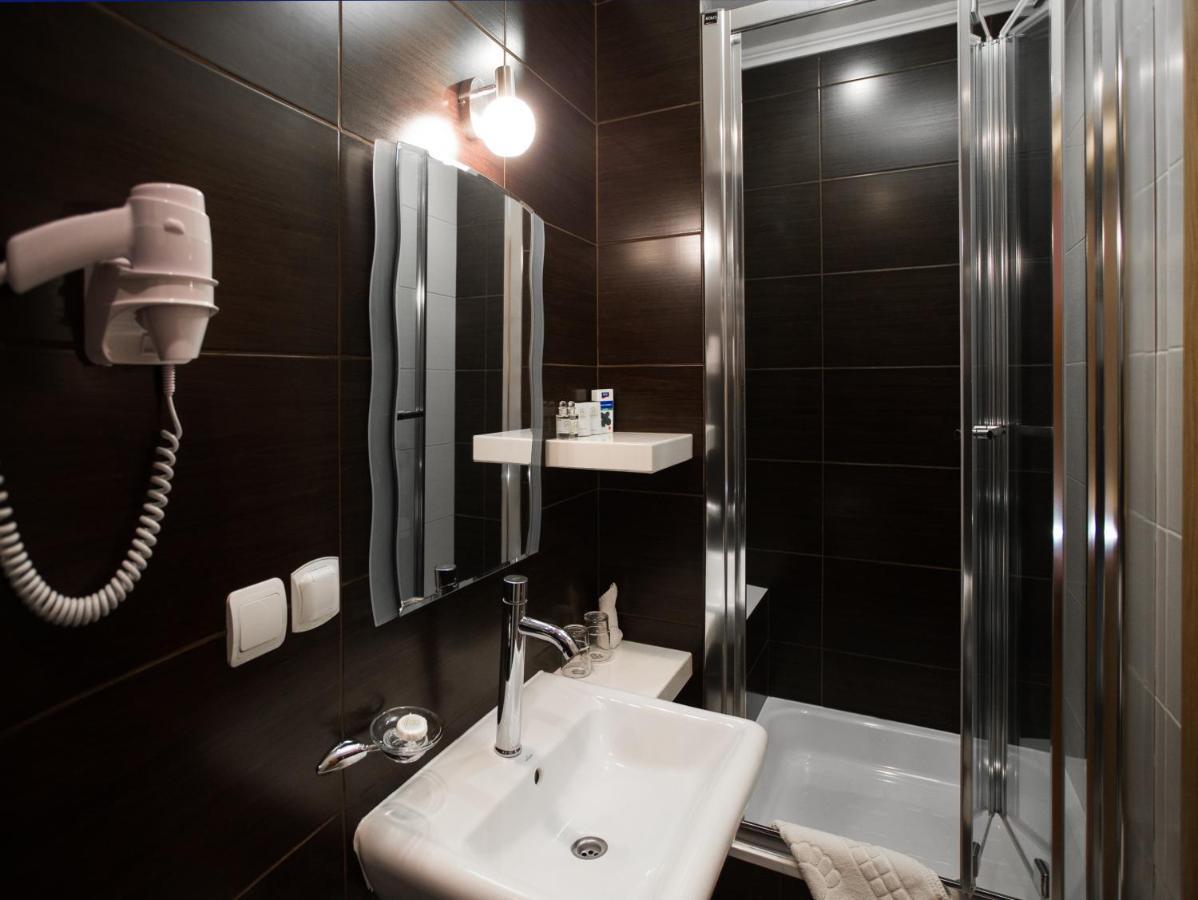 Economy Room In Hotel Eney 리비프 외부 사진