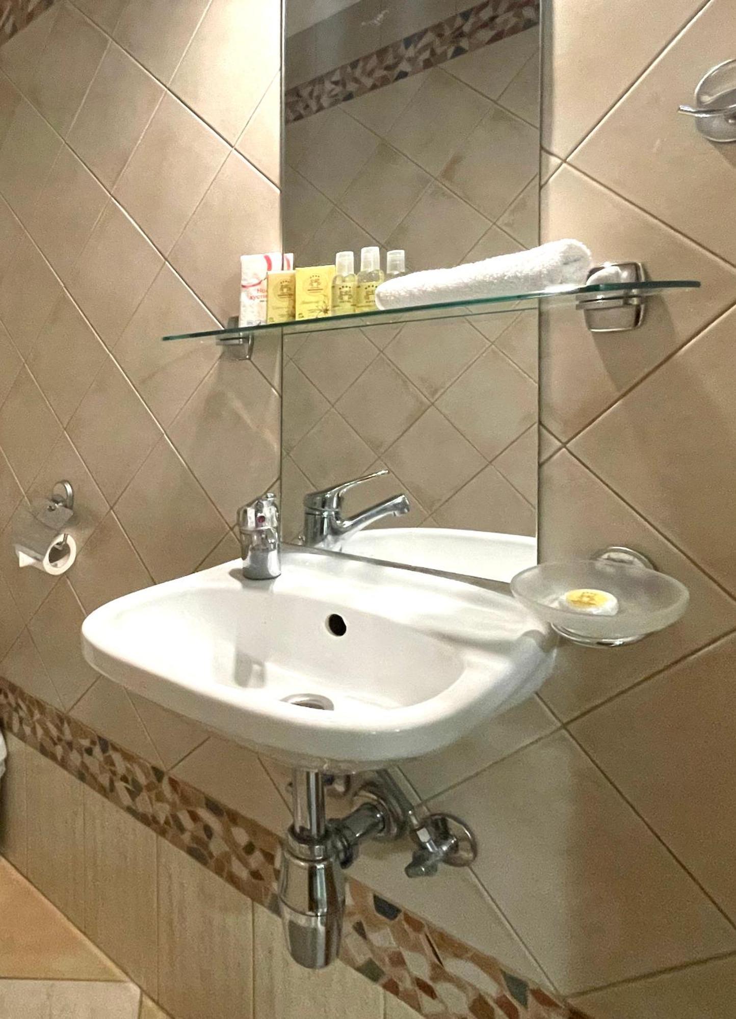 Economy Room In Hotel Eney 리비프 객실 사진